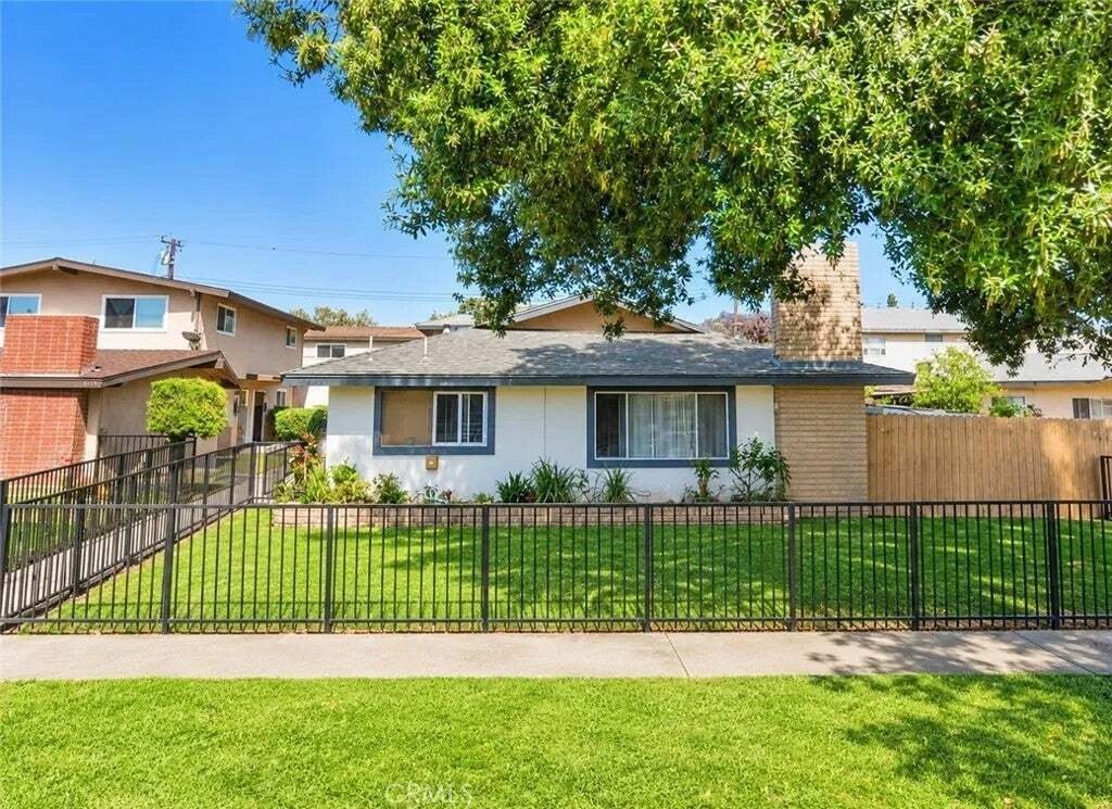 Santa Ana, California, United States 1 - 18499216