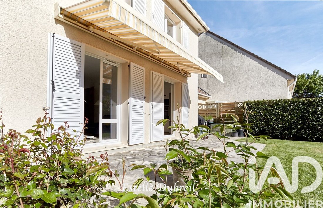 House in Montigny-le-Bretonneux, Ile-de-France, France 1 - 18038552