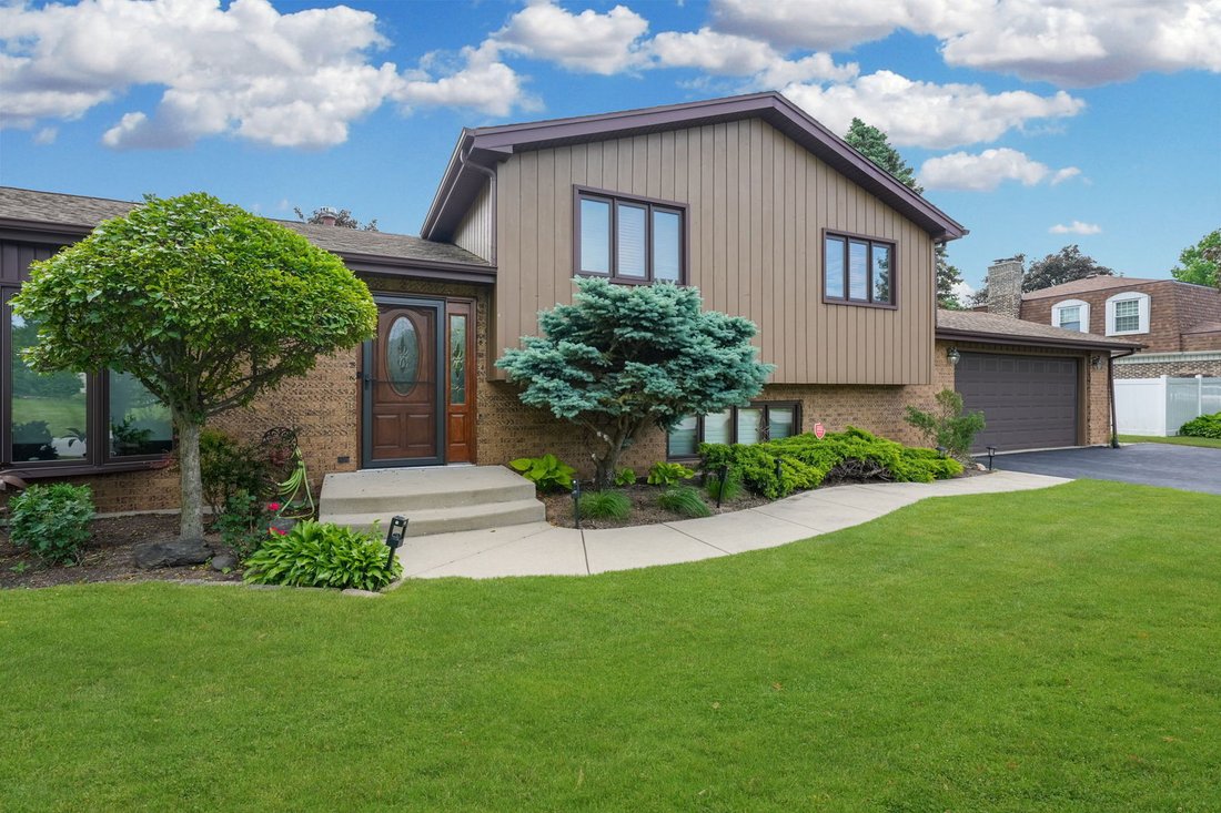 House in Bloomingdale, Illinois, United States 2 - 18839251