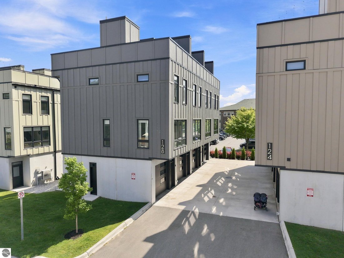 Condo in Garfield Township, Michigan, United States 2 - 18839674