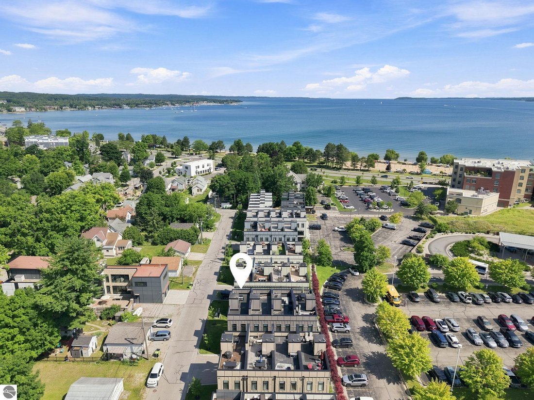 Condo in Garfield Township, Michigan, United States 4 - 18839674