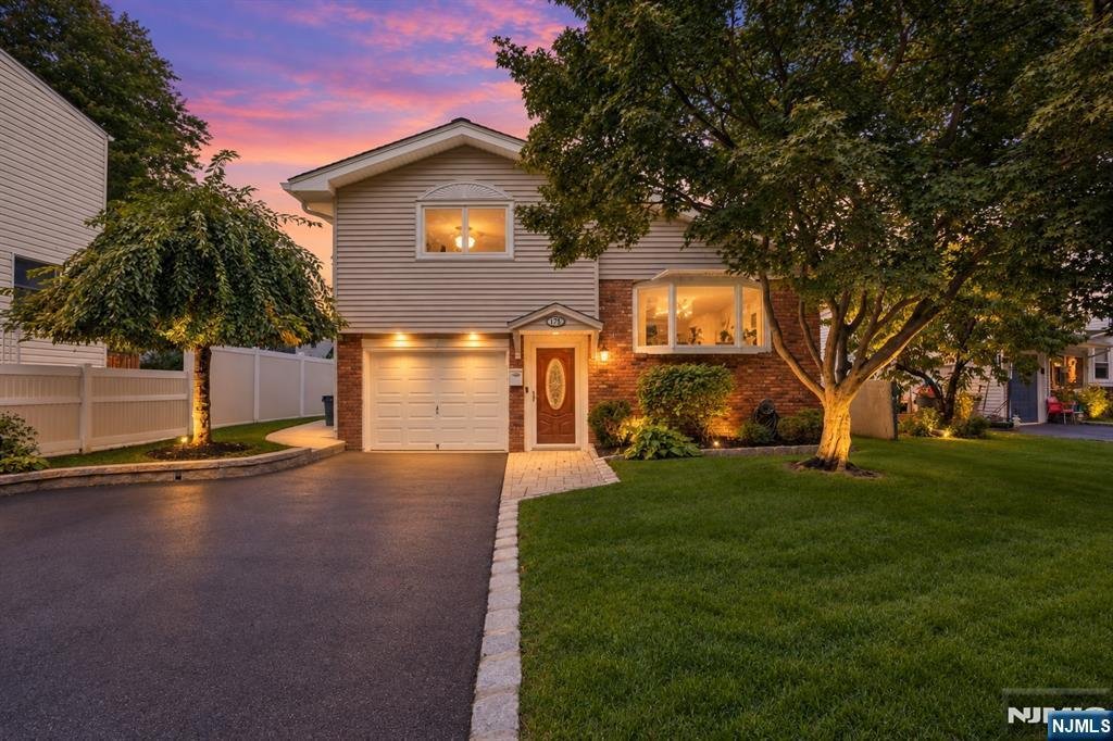House in Elmwood Park, New Jersey, United States 1 - 18831585