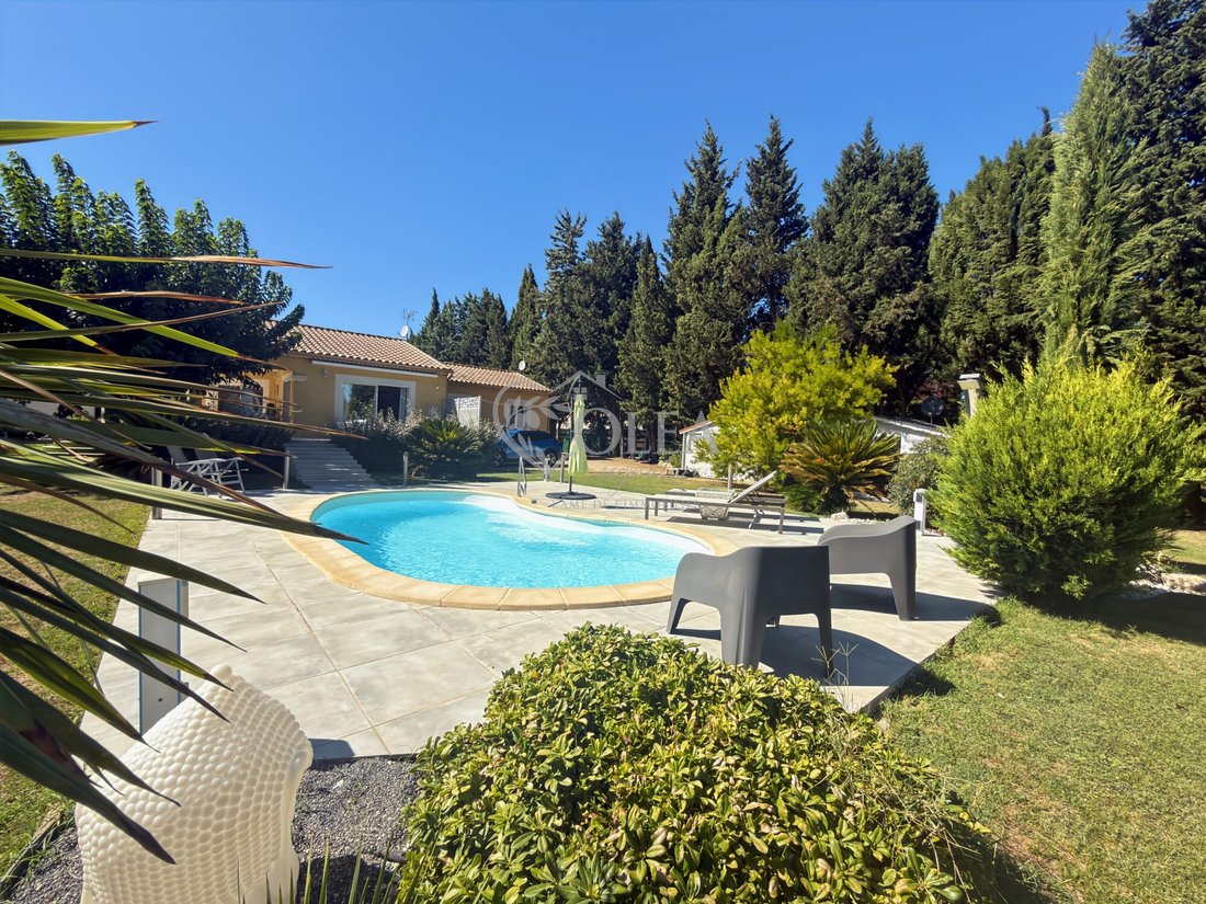 Villa en Uzès, Occitania, Francia 1 - 18857457