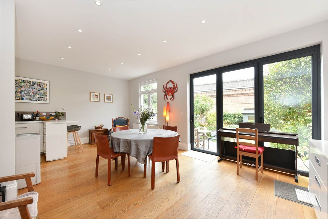 House in West Acton, Ealing, England 4 - 18852946