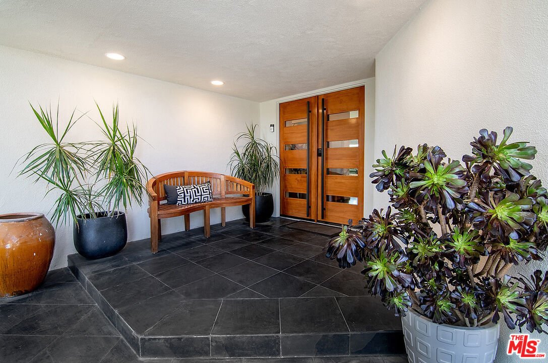 Los Angeles, California, United States 4 - 18853360