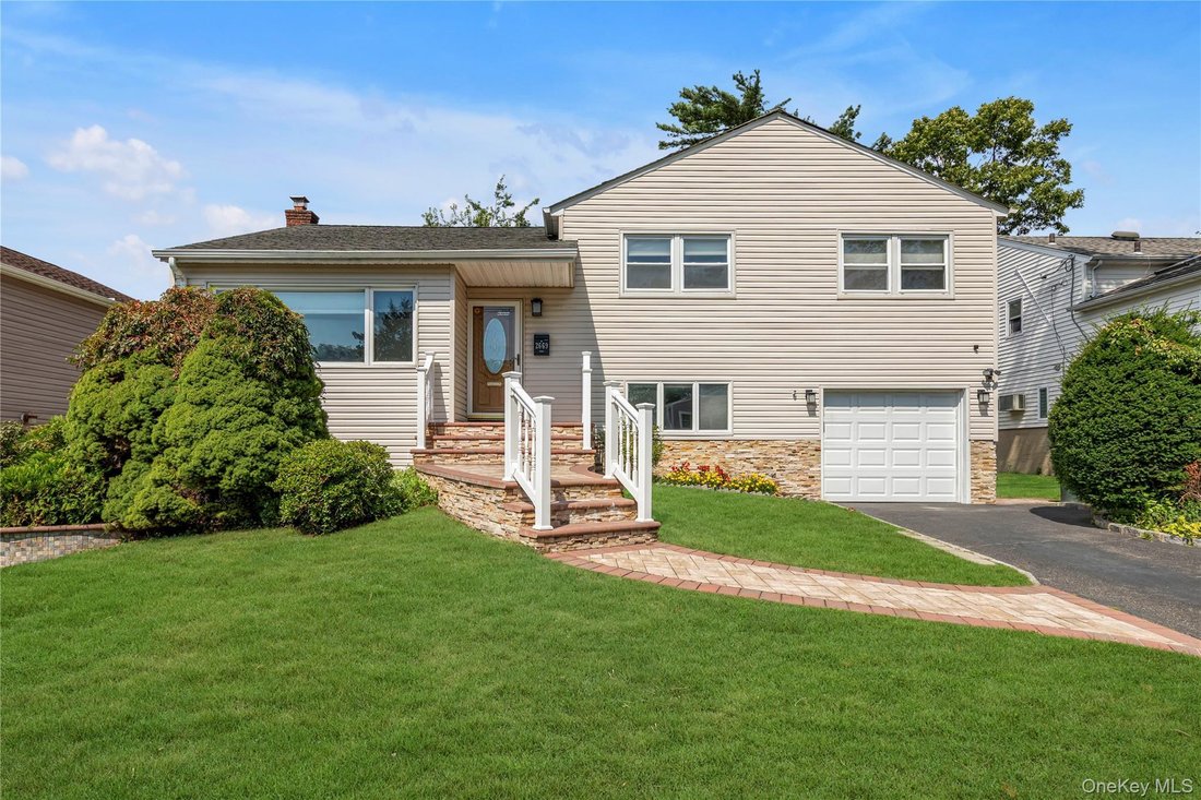House in East Meadow, New York, United States 1 - 18847559