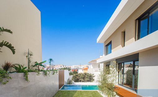 House in Carcavelos e Parede, Lisbon, Portugal 1