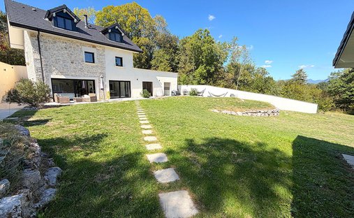 Villa a Billiat, Auvergne-Rodano-Alpi, Francia 1