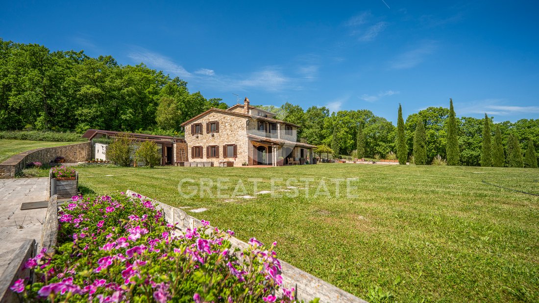 Estate in Todi, Umbria, Italy 3 - 18847388