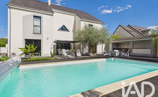 Casa a Saint-Julien-les-Villas, Grande Est, Francia 1