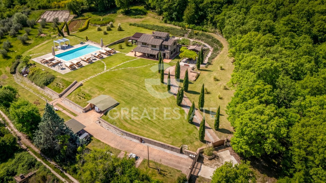 Estate in Todi, Umbria, Italy 1 - 18847388