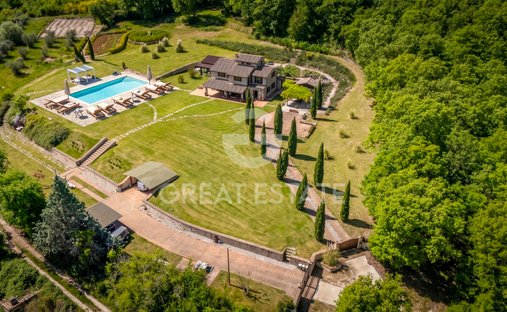 Estate in Todi, Umbria, Italy 1
