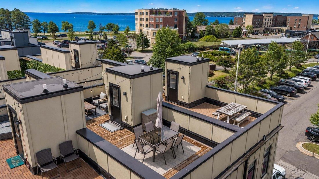 Condo in Garfield Township, Michigan, United States 1 - 18855711
