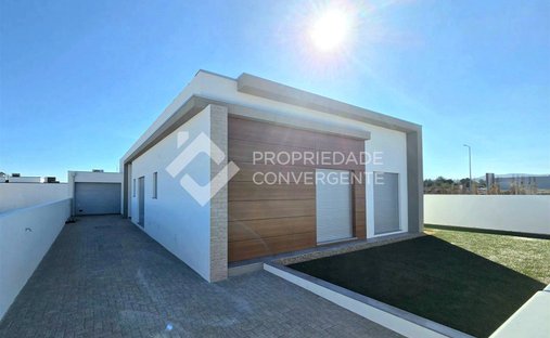 House in Azeitao (Sao Lourenco e Sao Simao), Setubal, Portugal 1