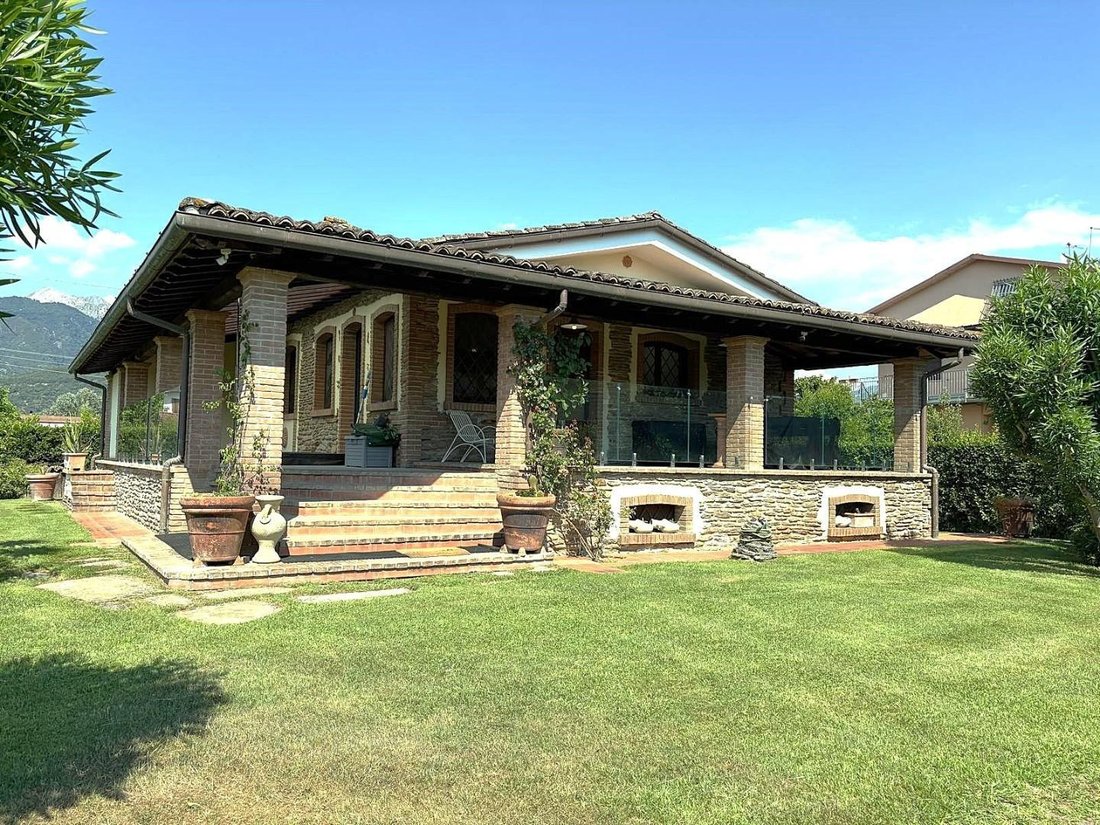 Villa in Poveromo, Massa, Italien 2 - 18845538