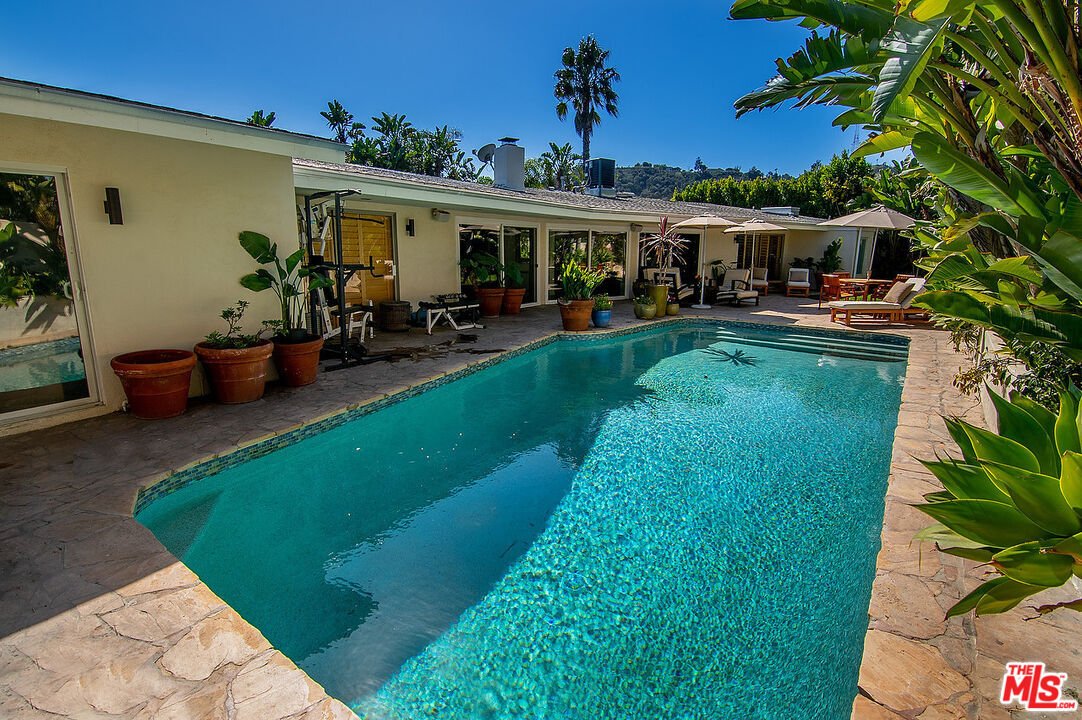 Los Angeles, California, United States 1 - 18853360