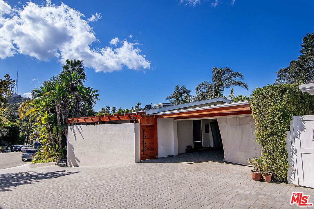 Los Angeles, California, United States 3 - 18853360