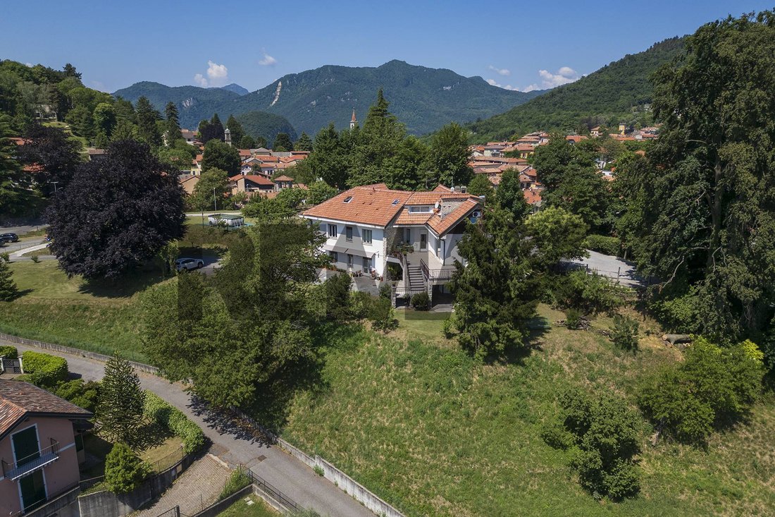 Villa in Viggiù, Lombardei, Italien 1 - 18848755