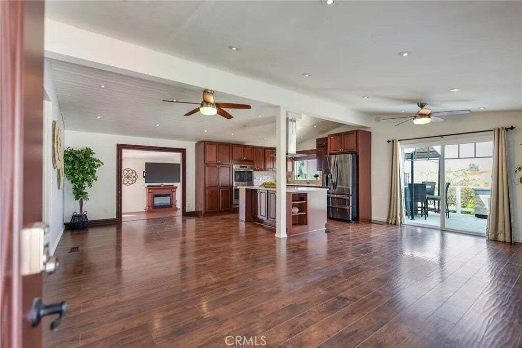 Corona, California, United States 5 - 18705851