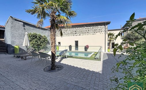 House in Saint-Beauzire, Auvergne-Rhône-Alpes, France 1