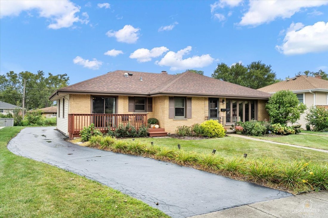 House in Mount Prospect, Illinois, United States 2 - 18850391
