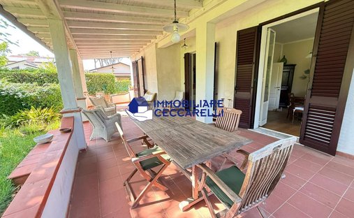 Villa in Ronchi, Massa, Italy 1