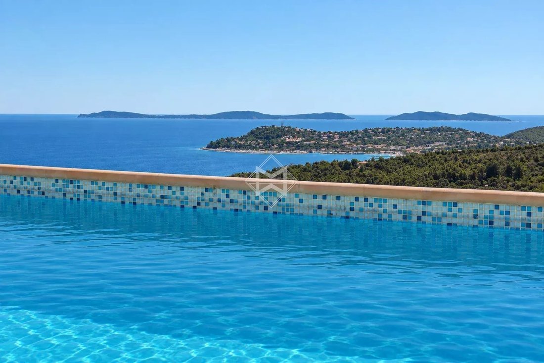 Villa in La Croix-Valmer, Provence-Alpes-Côte d'Azur, France 1 - 17986474