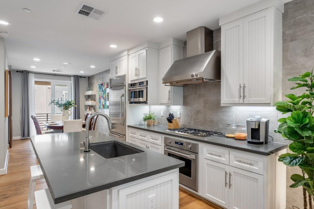 Condo in San Mateo, California, United States 5 - 18849819