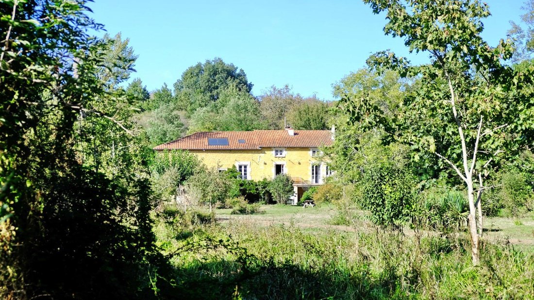 House in Champagne-Mouton, Nouvelle-Aquitaine, France 1 - 18549348