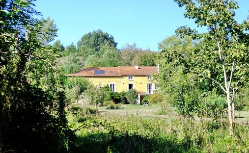 House in Champagne-Mouton, Nouvelle-Aquitaine, France 1