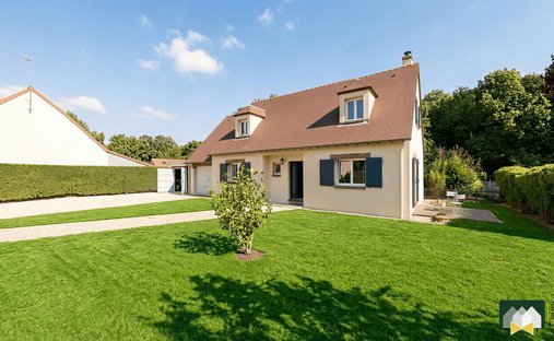 House in Saint-Prest, Centre-Val de Loire, France 1