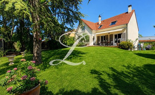 House in Sud, Le Mesnil-le-Roi, France 1