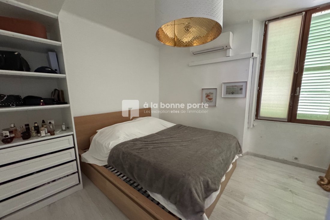 Centre, Lambesc, France 4 - 18850100