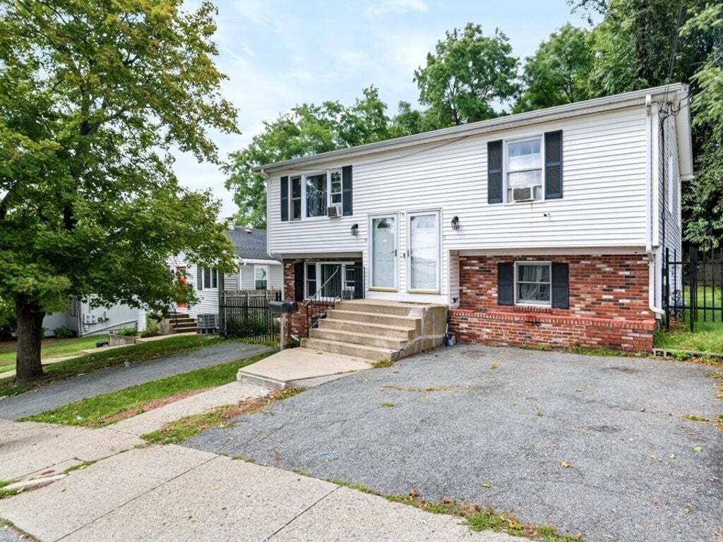 North Providence, Rhode Island, United States 1 - 18851535