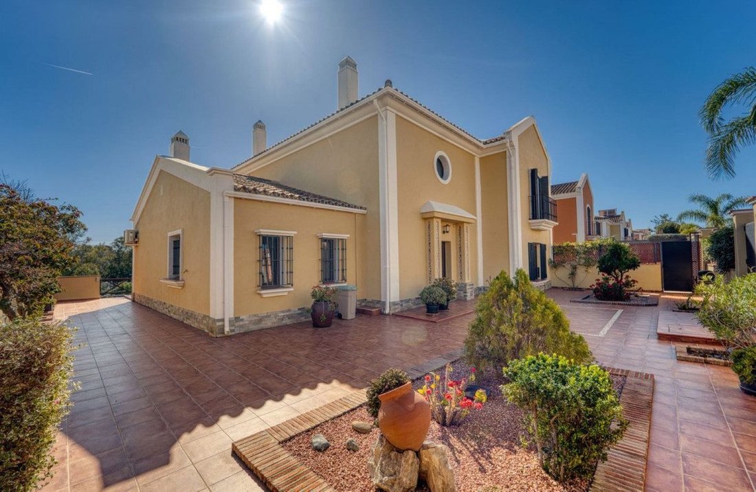 Villa in Guadalmina Alta, San Pedro de Alcantara, Spain 1 - 18857330