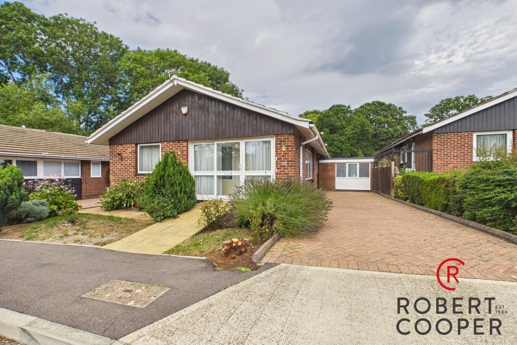 Bungalow in Pinnerwood Park, Hillingdon, England 1 - 17757877