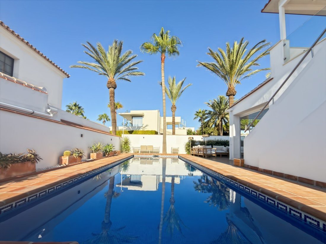 Villa in Elviria-Cabopino, Marbella, Spain 1 - 18859811