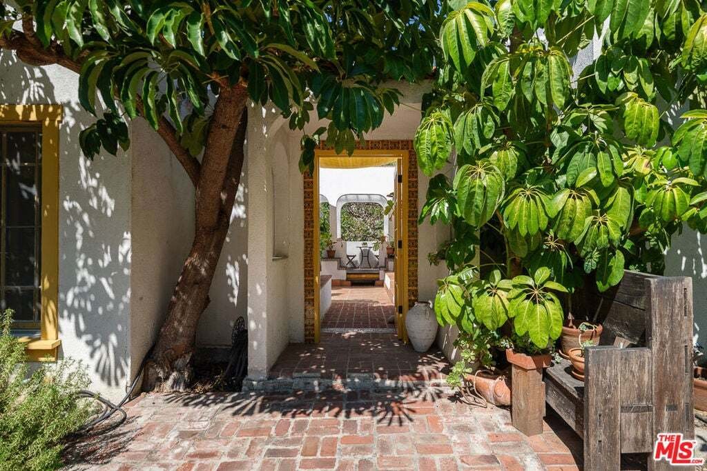 Los Angeles, California, United States 1 - 18858944