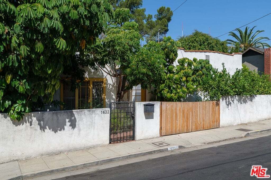 Los Angeles, California, United States 2 - 18858944