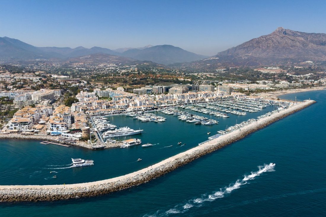 Apartment in Puerto Banus, Marbella, Spain 4 - 18862764