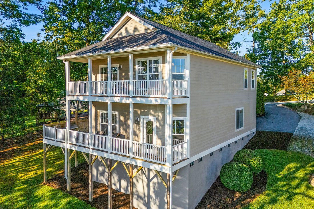 House in Laurel Park, North Carolina, United States 1 - 18859252