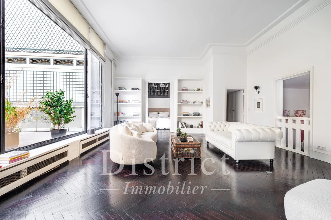Apartment in Triangle d'Or, Paris 8e Arrondissement, Paris 2 - 18859482