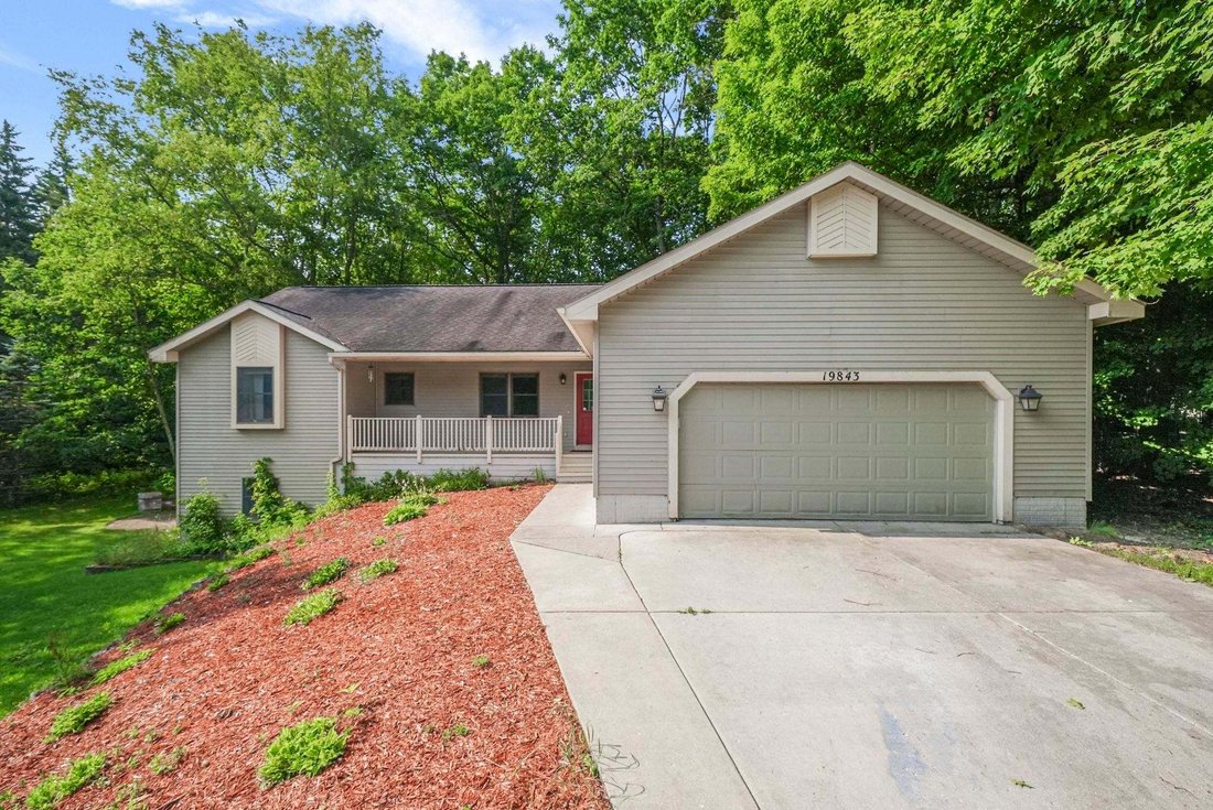 House in Lake Ann, Michigan, United States 1 - 18860596