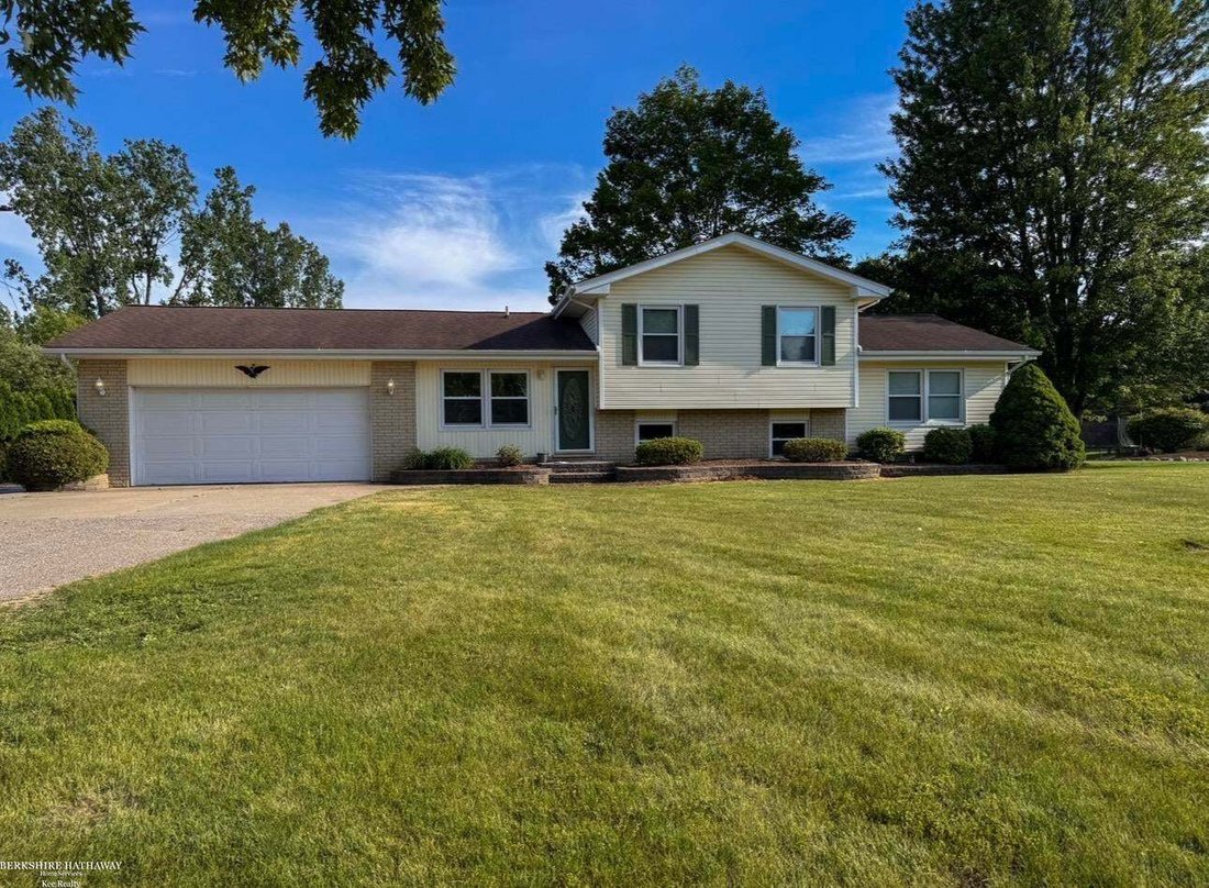 House in Almont, Michigan, United States 1 - 18860844