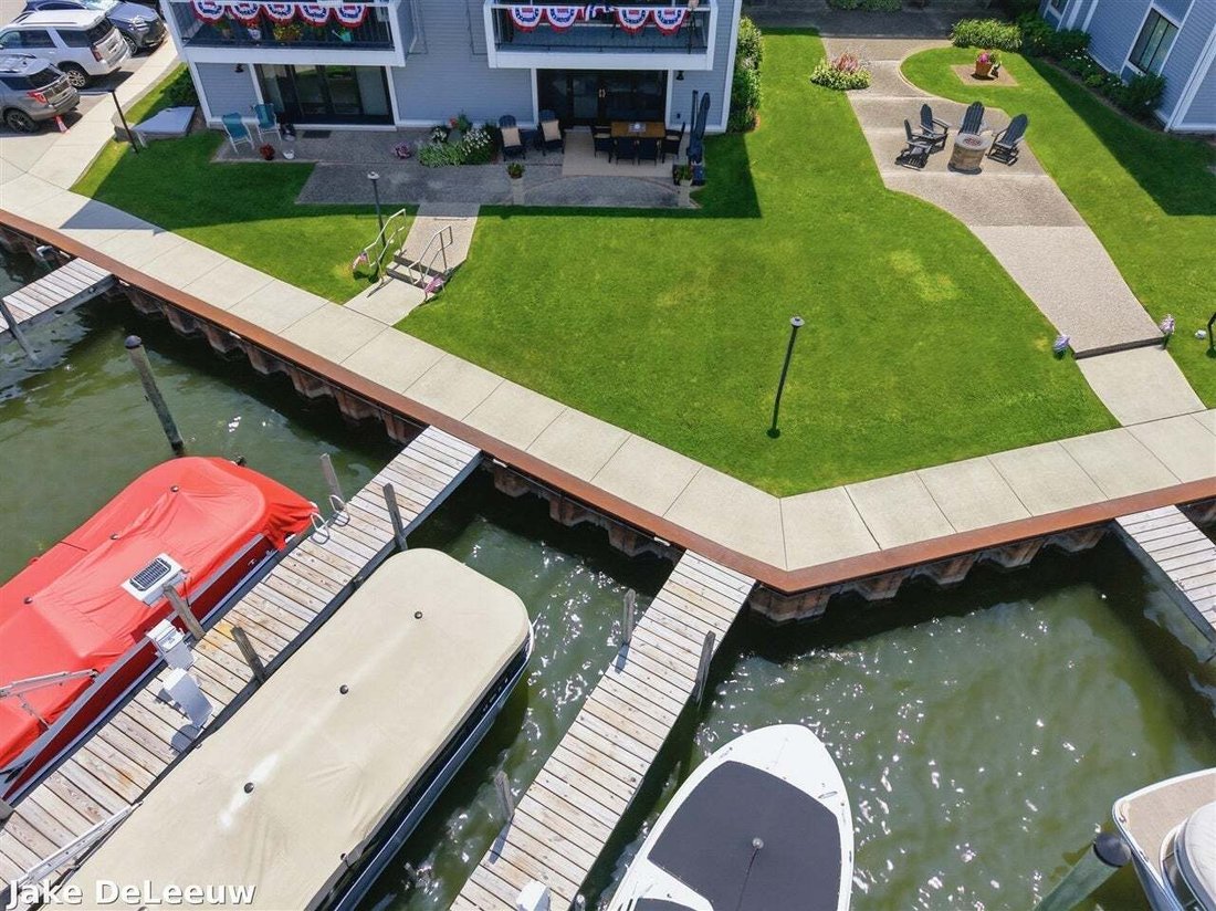 Condo in Fruitport Charter Township, Michigan, United States 2 - 18860682