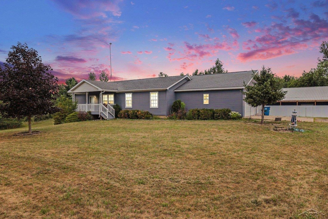 House in Fenwick, Michigan, United States 1 - 18860434