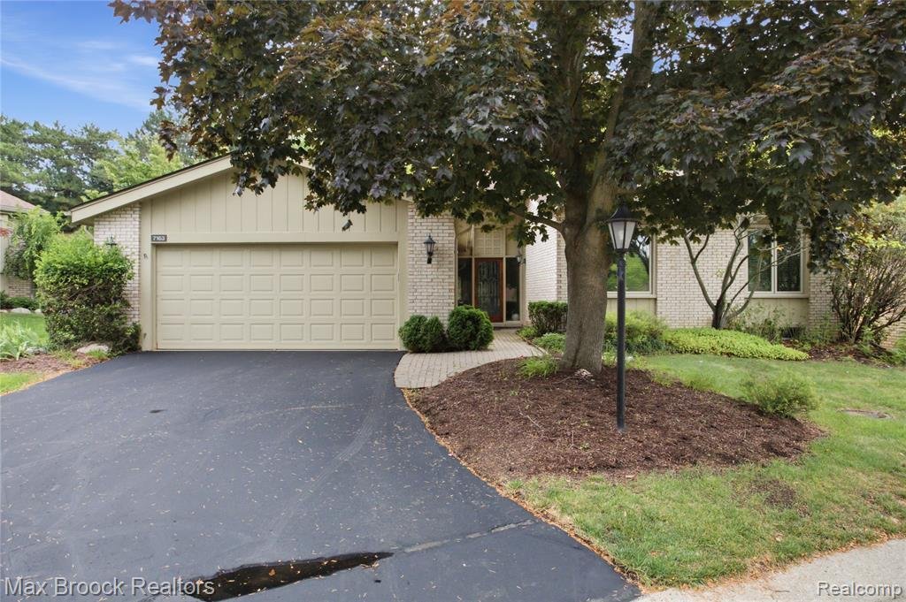 House in Farmington Hills, Michigan, United States 1 - 18860459