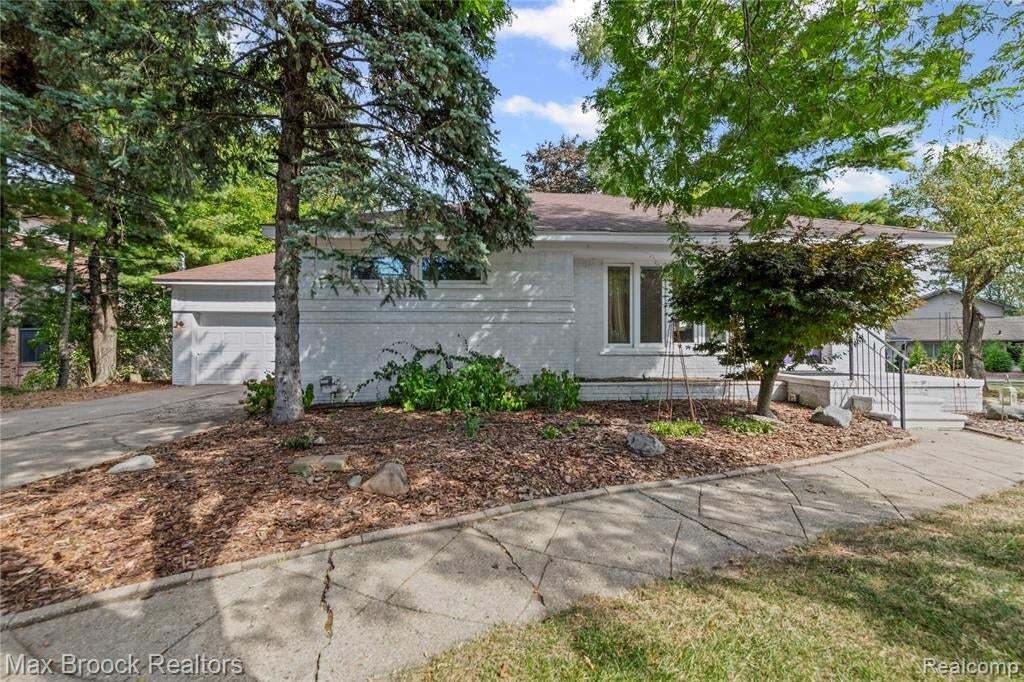 House in Sylvan Lake, Michigan, United States 2 - 18860585
