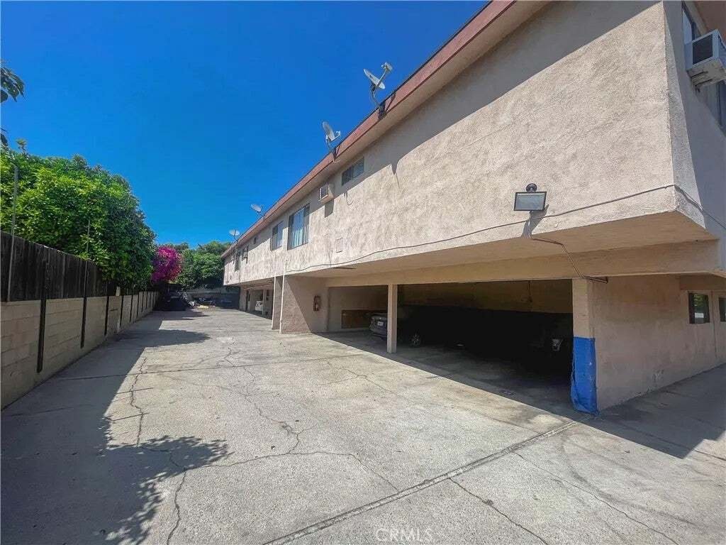 Los Angeles, California, United States 4 - 18562531