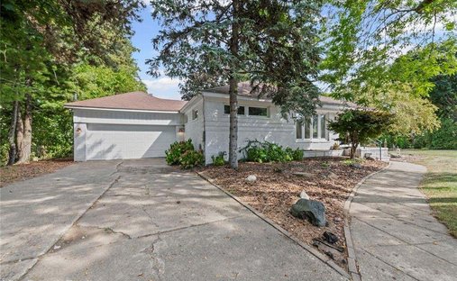 House in Sylvan Lake, Michigan, United States 1